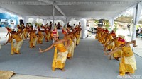 Para penari membawakan tari rejang dewa dalam prosesi pasupati patung Garuda Wisnu Kencana (GWK).