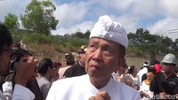 Gubernur Bali Made Mangku Pastika pun meneteskan air mata menyaksikan pemasangan mahkota itu. (Foto: Gubernur Bali berkaca-kaca saat Mahkota Dewa Wisnu dipasang di Patung GWK-Nandhang/detikcom)