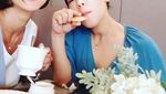 Pose Manis Wanda Hamidah, Saat Mencicipi Gudeg dan Ngeteh Bareng Teman
