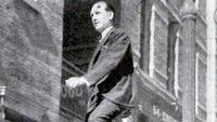 Sepeda Kaki. Tampak seseorang tengah duduk dan ada kaki sintetis yang bergerak perlahan dengan cara mengayuh pedal seperti sepeda, inovasi ini ada di tahun 1934. Aneh banget ya? Istimewa/Cracked.
