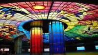 Melayani distrik Singsing di Kaohsiung, Formosa Boulevard adalah stasiun transfer antara jalur Merah dan Oranye Sistem Mass Rapid Transit Kaohsiung di Taiwan yang melayani sekitar 120.000 penumpang setiap hari. Uniknya  pintu masuk Formosa Boulevard, dirancang oleh arsitek Jepang Shin Takamatsu, terdiri dari penutup kaca berbentuk cangkang kaca yang berwarna warni. Istimewa/Popularmechanics.