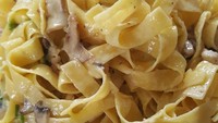 Bukan hanya hobi makan, Bunda Hetty juga jago masak nih. Buktinya ia habis masak fettucini cream chicken mushroom buat keluarganya di rumah. Foto: instagram @hke57