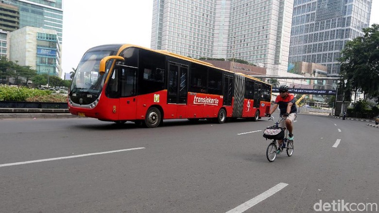 Petugas TransJ Dipukul Pengendara Mobil Masuk Busway Petugas TransJ Dipukul Pengendara Mobil Masuk Busway