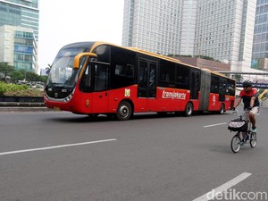 Petugas TransJ Dipukul Pengendara Mobil Masuk Busway