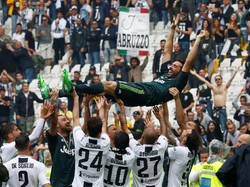Para pemain Juventus mengangkat Buffon ke udara sebagai bentuk penghormatan. (Foto: Stefano Rellandini/Reuters)