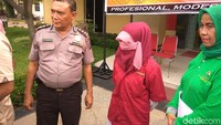 Ini momen saat Himma dipamerkan polisi saat rilis kasusnya di Mapolda Sumatera Utara. Saya sangat menyesal, saya hanya mengkopi status orang lain dan menyebarkan kembali. Saya salah dan sangat menyesal, ujarnya. Foto: Erlangga Resi/detikcom