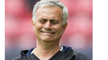 Mourinho meringis gagal mendapatkan satupun piala. Foto: istimewa