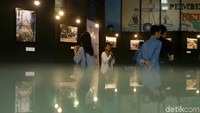 Pengunjung berdatangan untuk melihat foto-foto yang dipamerkan.