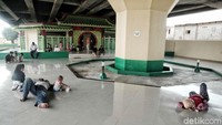 Ada juga warga yang tiduran di depan masjid.