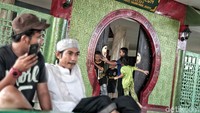 Sejumlah anak asyik bermain di area masjid.