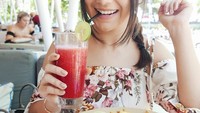 Ini makanan yang ia makan saat sedang berada di pulau Dewata. Ada segelas jus juga seporsi kebab dan french fries. Duh, minum segelas jus aja wajahnya terlihat sangat manis, ya. Foto: Instagram @_irishbella_