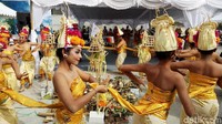 Para penari menari mengitari sesaji.