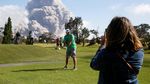 Foto: Selfie Ekstrem Berlatar Asap Tebal Erupsi Gunung Kilauea