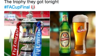 Trofi yang diharapkan fans MU tak menjadi kenyataan, hanya mendapatkan trofi merek minuman. Foto: istimewa