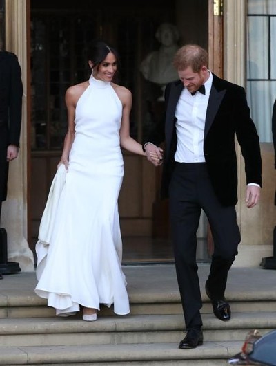 Gaun pengantin kedua Meghan Markle karya Stella McCartney. Foto: Steve Parsons - WPA Pool/Getty Images Gaun pengantin kedua Meghan Markle karya Stella McCartney. Foto: Steve Parsons - WPA Pool/Getty Images