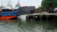 Bus yang membawa napi teroris dari Nusakambangan tiba di dermaga.