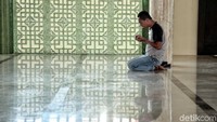 Seorang warga tampak khusyuk berdoa di dalam masjid.