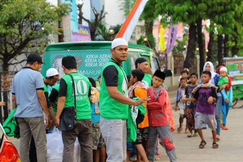 Sahabat Romahurmuziy Bagi-bagi Takjil di Pekalongan Sahabat Romahurmuziy Bagi-bagi Takjil di Pekalongan