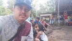 Foto: Anak-anak Dibiarkan Dekati Piton Raksasa di Sumsel
