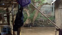 Berdasarkan pantauan detikcom di Jalan Kebon Pala Tanah Rendah Gang 20 RT 015/08, Minggu (20/5/2018) sekitar pukul 09.10 WIB, ketinggian air sudah mulai surut dari awalnya mencapai 50 cm.  (Foto: Peti/detikcom)