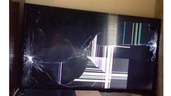 Seorang fans memposting gambar ia merusak televisi karena kecewa dengan penampilan MU. Foto: istimewa