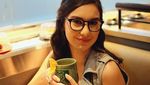 Yuk, Lihat Manisnya Irish Bella Saat Makan Kebab dan Menyesap Secangkir Kopi