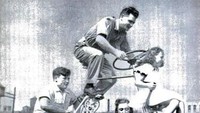 Sepeda yang dilengkapi mesin jahit untuk empat orang ini disebut Goofybike. Diciptakan oleh penemu Charles Steinlauf di tahun 1939. Kayuh sepede sambil menjahit? Siapa takut. Istimewa/Cracked.