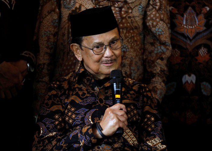 Former Indonesian President B.J. Habibie speaks with the media following his meeting with Malaysian politician Anwar Ibrahim at Habibies home in Jakarta, Indonesia May 20, 2018.  REUTERS/Darren Whiteside
