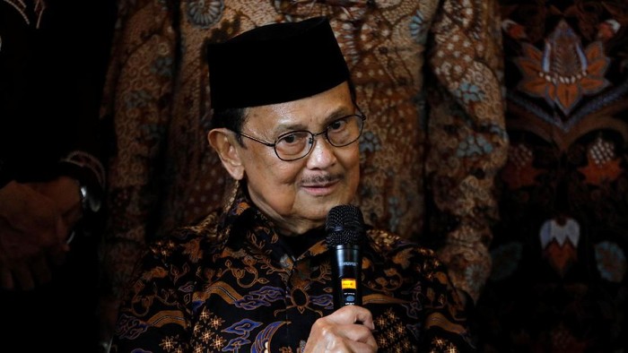 Former Indonesian President B.J. Habibie speaks with the media following his meeting with Malaysian politician Anwar Ibrahim at Habibies home in Jakarta, Indonesia May 20, 2018.  REUTERS/Darren Whiteside