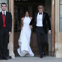 Pesona Meghan Markle kian terpancar dalam balutan gaun high neck putih berpotongan mermaid rancangan Stella McCartney. Sementara Pangeran Harry tampil gagah dengan jas beludru hitam dan dasi kupu-kupu. Foto: Reuters
