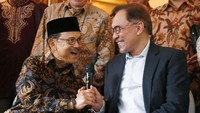 Begini keakraban kedua tokoh negara ini. Foto: Dok. REUTERS/Darren Whiteside