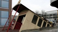 Ini adalah Stasiun Bockenheimer Warte. Stasiun kereta ini tampak aneh dengan pintu masuk yang tampak tenggelam setengahnya. Stasiun kereta ini ada di Frankfurt, Jerman. Istimewa/Popularmechanics.
