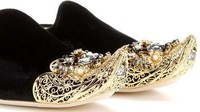 Seperti sandal slop bermerek Dolce & Gabbana ini dibanderol dengan harga US$ 4.995 atau setara Rp 69,93 juta (kurs Rp 14.000). Istimewa/Yournextshoes.