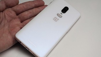 Dua warna reguler OnePlus 6 adalah Midnigh Black dan Mirror Black. Nah, ternyata warna Silk White merupakan edisi khususnya. Foto: Pocket Lint