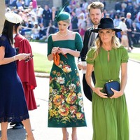 Kitty Spencer yang berprofesi sebagai model itu tampil high-fashion memadankan dressnya dengan sepatu dan tas warna oranye.  Foto: dok. Getty Images