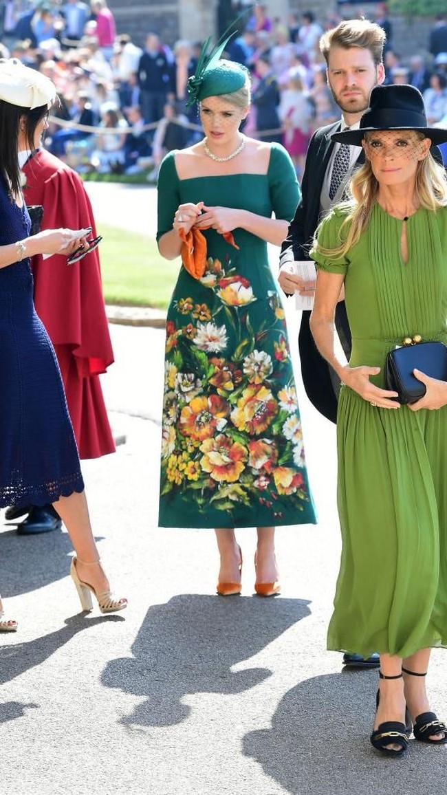 Kitty Spencer yang berprofesi sebagai model itu tampil high-fashion memadankan dressnya dengan sepatu dan tas warna oranye.  Foto: dok. Getty Images
