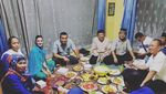 Pose Manis Wanda Hamidah, Saat Mencicipi Gudeg dan Ngeteh Bareng Teman