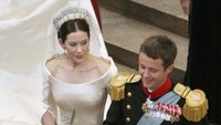 Saat menikah dengan Pangeran Frederik, Putri Mary mengenakan gaun bergaya sabrina. Foto: Sean Gallup/Getty Images
