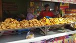 Enerjik Saat Makan Duren dan Panen Mangga, Ini Gaya Kuliner Hetty Koes Endang