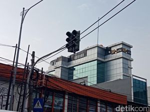 Beton Separator Mampang Dibuka, Traffic Light Tak Berfungsi