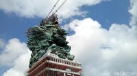 Minggu (20/5) kemarin, mahkota Dewa Wisnu seberat 3,5 ton telah dipasang. Progres pembangunan patung GWK sudah mencapai 70% dan direncanakan rampung bulan Agustus 2018. (Foto: Nandhang Astika/detikcom)