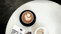 Metpagi, tulis Hanan di foto latte dengan cookies ini. Lihat deh tulisan di sebelahnya. Nikmatin aja hidup lo asal ga nambah dosa. Foto: Instagram hanan_attaki