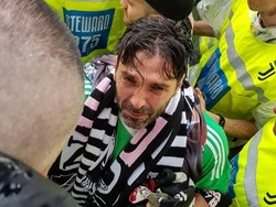 Buffon pergi mengitari lapangan di saat pertandingan masih terus berjalan. Tangisan Buffon pecah dalam momen itu. (Foto: Twitter)