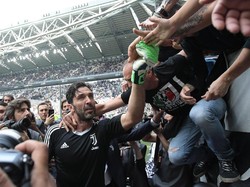 Buffon sebetulnya sudah lebih dulu menghampiri fans Juve saat tim menjalani sesi pemanasan. Di sana dia menyalami beberapa ultras Juve. (Foto: Emilio Andreoli/Getty Images)