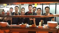 Bersama dengan para staffnya, pria berusia 29 tahun ini terlihat sedang rayakan hari Valentine di restoran miliknya. Foto: Instagram @arnoldpo