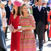 Tampilan yang lebih mencolok diberikan oleh Cressida. Ia memakai gaun  warna-warni yang dipenuhi motif bernuansa etnik dari Eponine London. Namun, topi pilihannya lebih simpel dengan warna nude yang senada dengan sepatunya. Foto: Ian West- WPA Pool/Getty Images