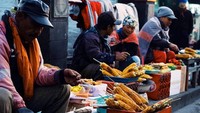 Berkunjung ke Bromo, di pagi hari Chef Arnold pun mengabadikan momen langka ini. Ia pun menuliskan bahwa aroma dari jagung bakar yang dijual berjajar ini sangat nikmat. Foto: Instagram @arnoldpo