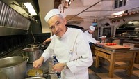 Di pimpin oleh chef kerajaan, Mark Flanagan. Persiapan makanan di dapur kerajaan telah dimulai sejak lima hari yang lalu. Foto: Royal UK