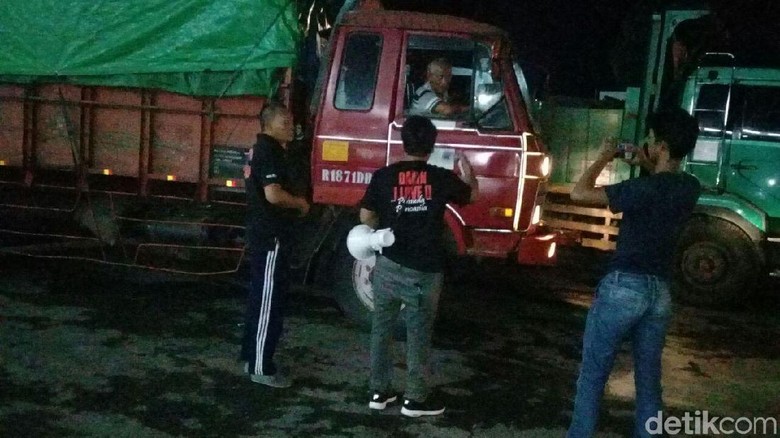 Pascakecelakaan Maut, Warga Hadang Truk Lewat Brebes Selatan Pascakecelakaan Maut, Warga Hadang Truk Lewat Brebes Selatan