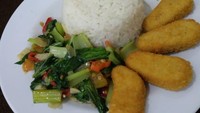 Tumis pakcoy dan chicken nugget bisa jadi menu sahur super simpel. @dhini_baihaqie memposting foto menu sahurnya. Kayaknya makin enak ditambah sambal ya? Foto: Instagram